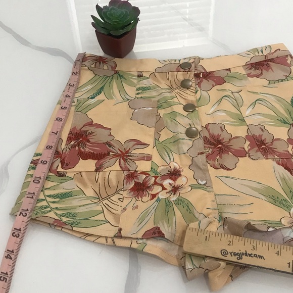 NWT URBAN OUTFITTERS Floral Med Hi-Waist Short - Picture 12 of 16